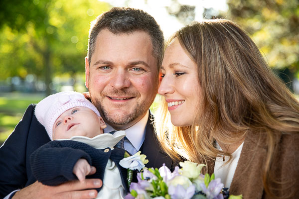 Tout juste mariés avec bébé