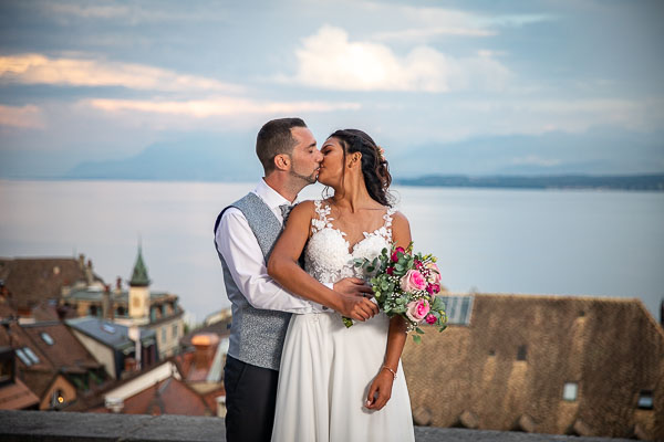 Baiser sur vue du lac Léman à Nyon