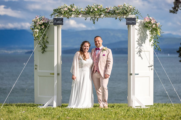 Couple au coucher de soleil devant le lac léman