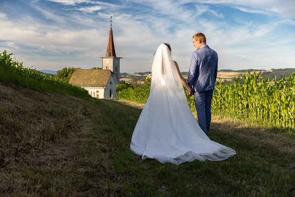Direction l'église