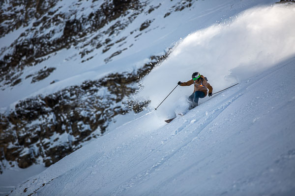 Nicolas Falquet tâte la poudreuse du Glacier des Diablerets